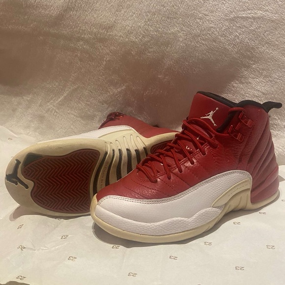 JORDAN 12s size 4Y - Picture 4 of 9